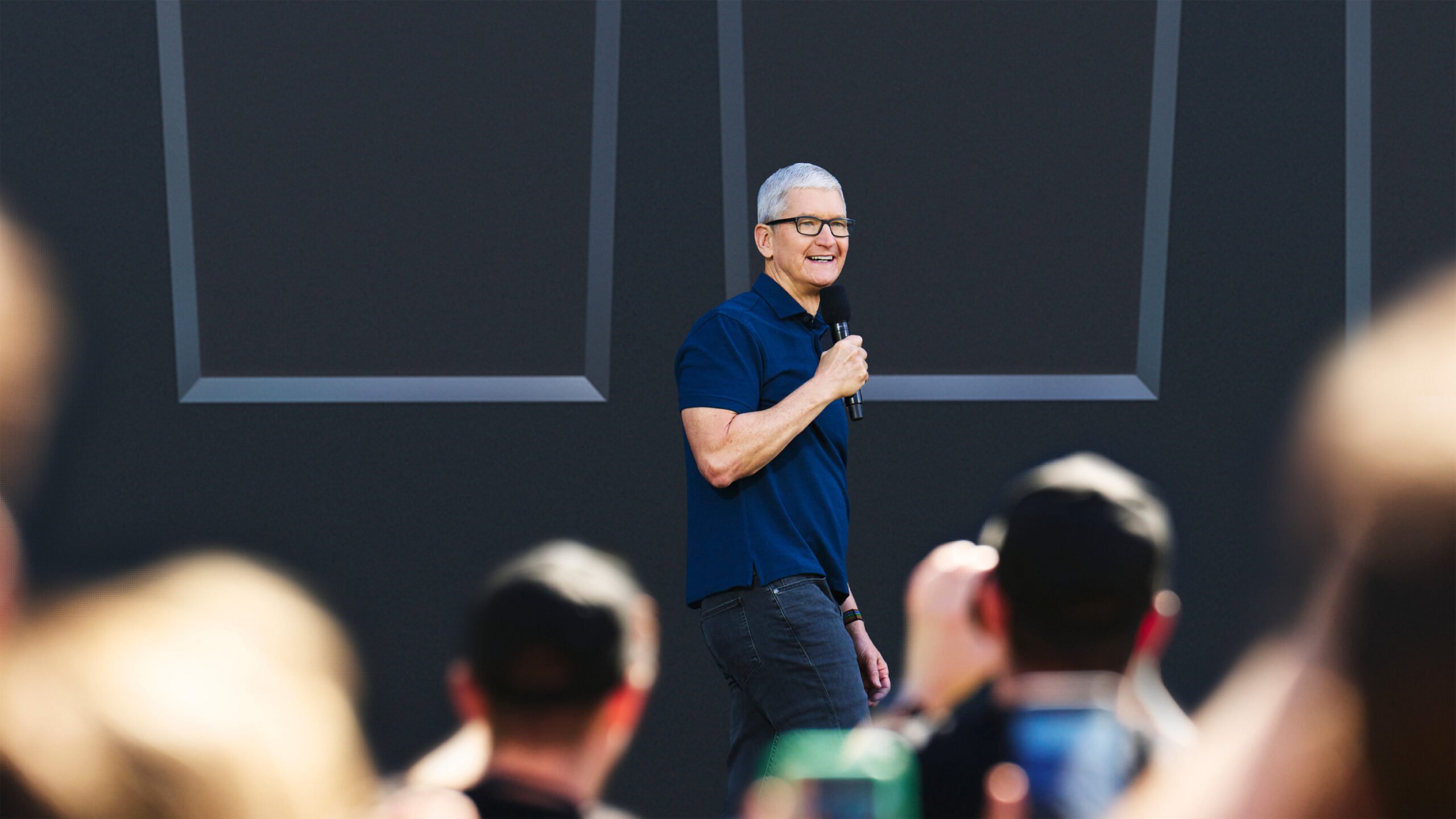 Apple-WWDC22-Tim-Cook-Apple-Park-hero-220606_Full-Bleed-Image.jpg.large_2x-scaled